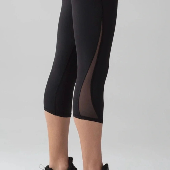 Lululemon 6 Train Times Crop (17") Black great pre owned condition, mesh detail - Picture 9 of 13